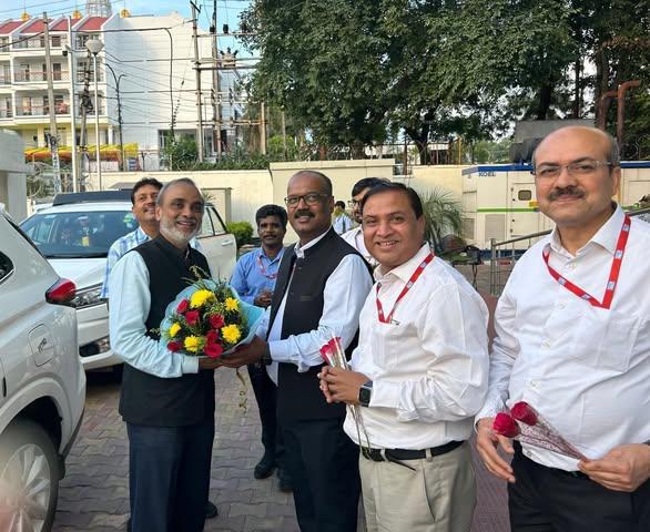 श्री उत्तम लाल, निदेशक (कार्मिक) और श्री संतोष कु...